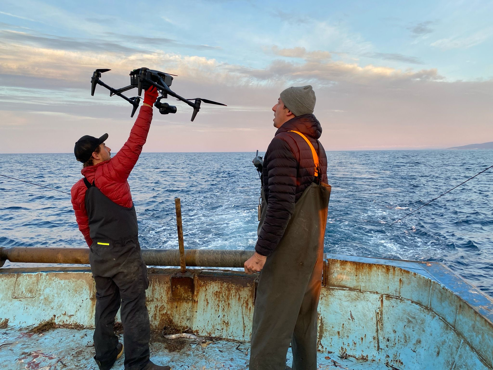 Alex Warham und Jacca Deeble lassen eine Drohne starten, um Aufnahmen von einem Hochseetrawler zu machen