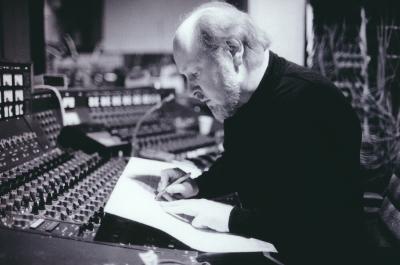 John Williams am Mischpult während Aufnahmen zu STAR WARS